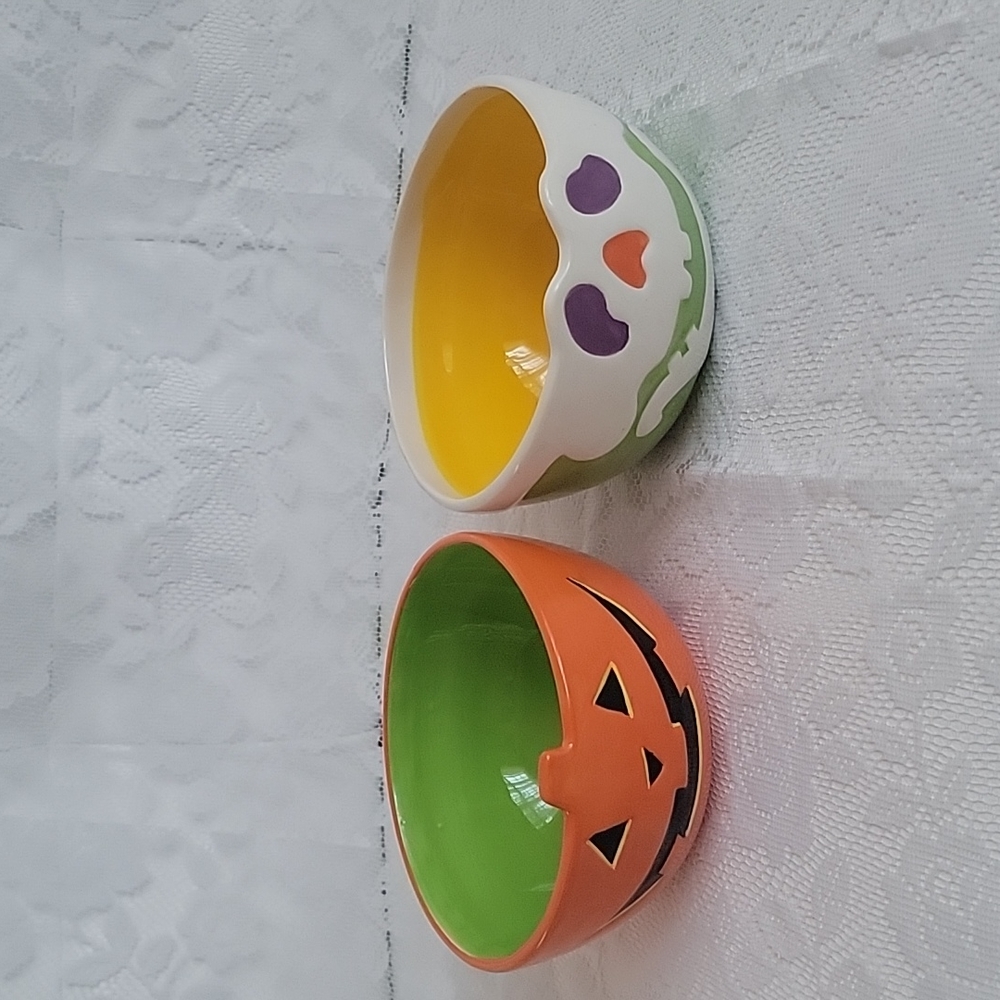 Set of 2 Halloween Ceramic Bowls Pumpkin Jack-O-Lantern Skull Candy Snack Bowl
